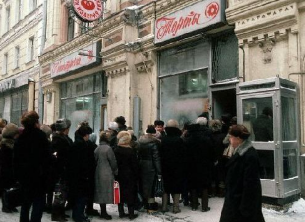 Только консервы с килькой: в сети показали суровый Новый год в СССР. Архивные фото  
