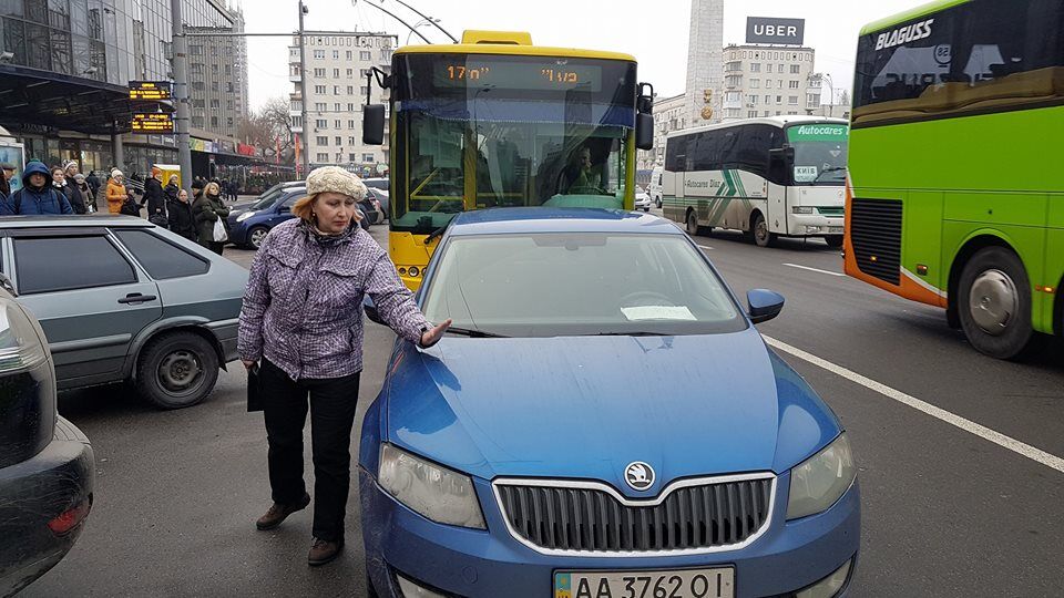 "Срочно надо в ТЦ": сеть разгневал наглый герой парковки в Киеве