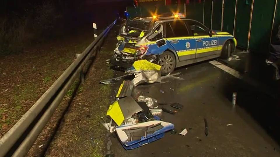 Пьяный украинец на фуре раздавил полицейское авто в Германии: есть жертва