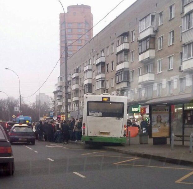 У Москві автобус влетів у зупинку: всі подробиці