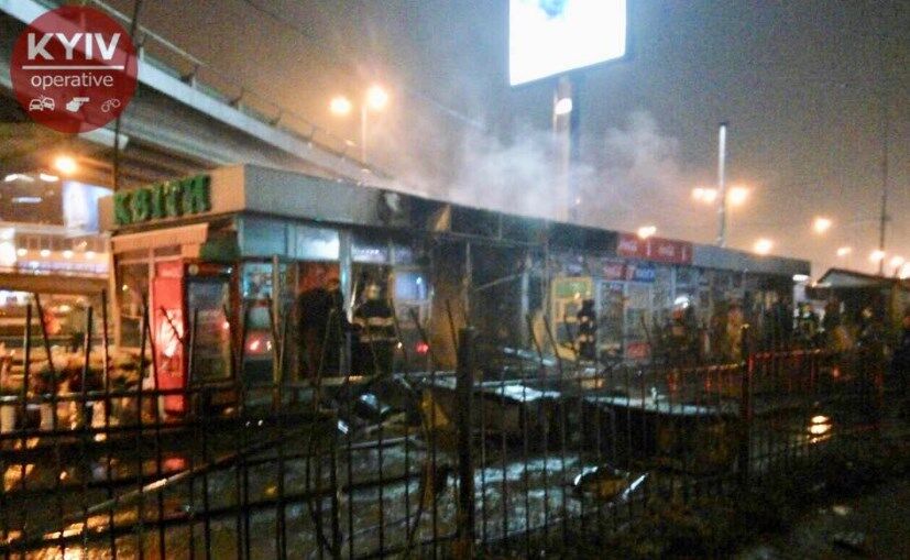 У Києві біля автостанції спалахнули МАФи: перші деталі та відео