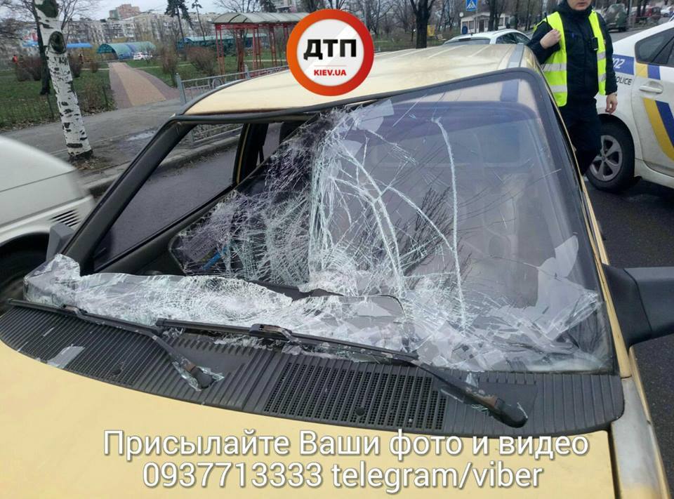У Києві п'яний чоловік кинувся під машину: опубліковано страшне відео