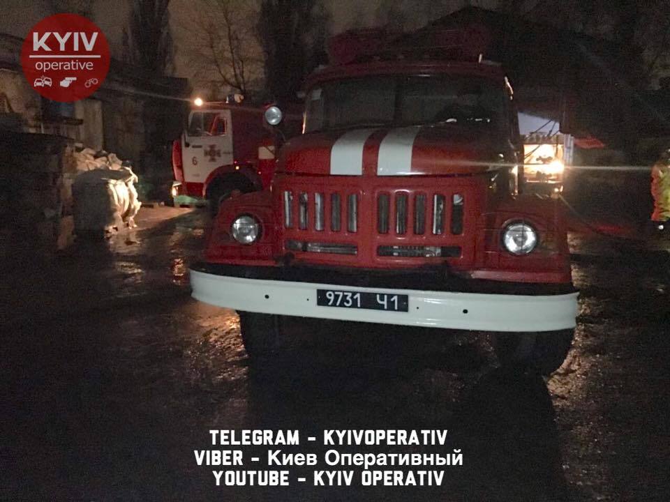 У Києві спалахнула велика пожежа на складі: опубліковані фото і відео