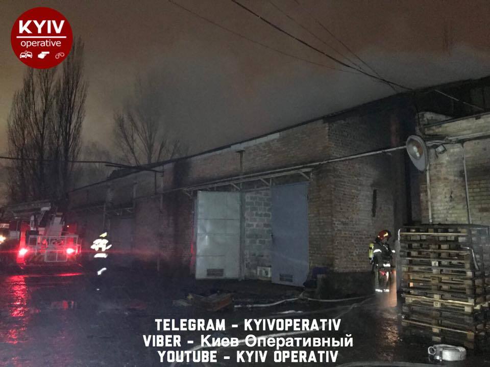 В Киеве вспыхнул крупный пожар на складе: опубликованы фото и видео