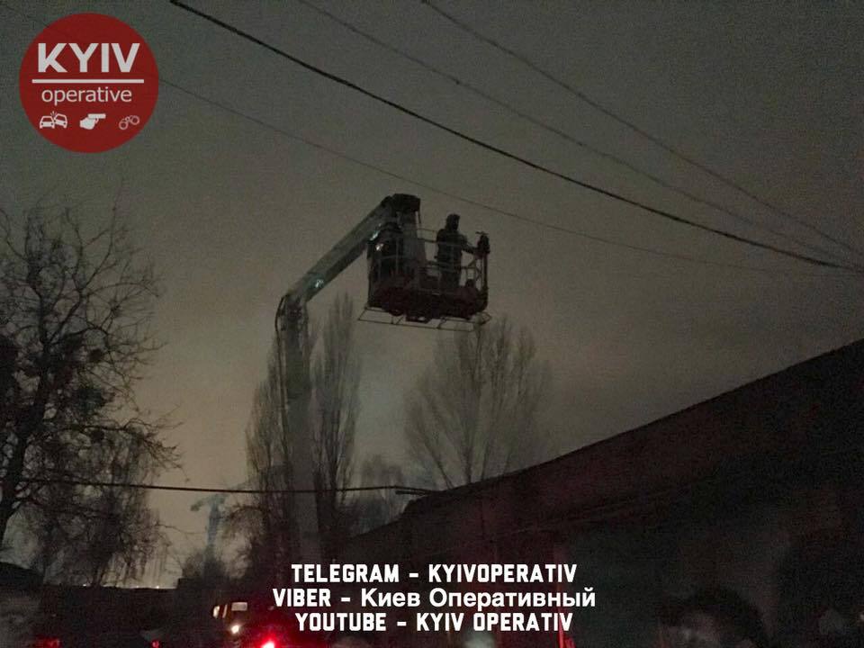 У Києві спалахнула велика пожежа на складі: опубліковані фото і відео