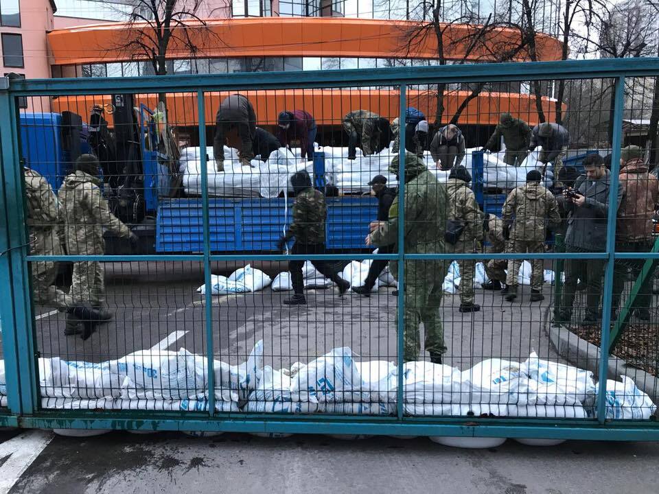 В Киеве люди в балаклавах заблокировали телеканал Мураева: все подробности