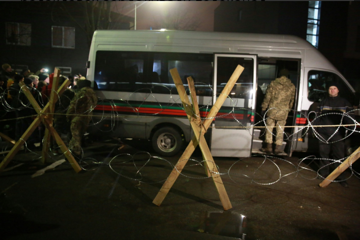 У Києві люди в балаклавах заблокували телеканал Мураєва: всі подробиці