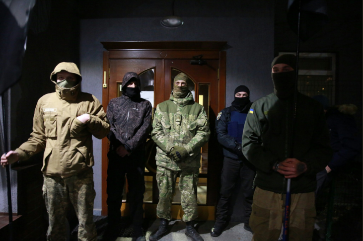 У Києві люди в балаклавах заблокували телеканал Мураєва: всі подробиці