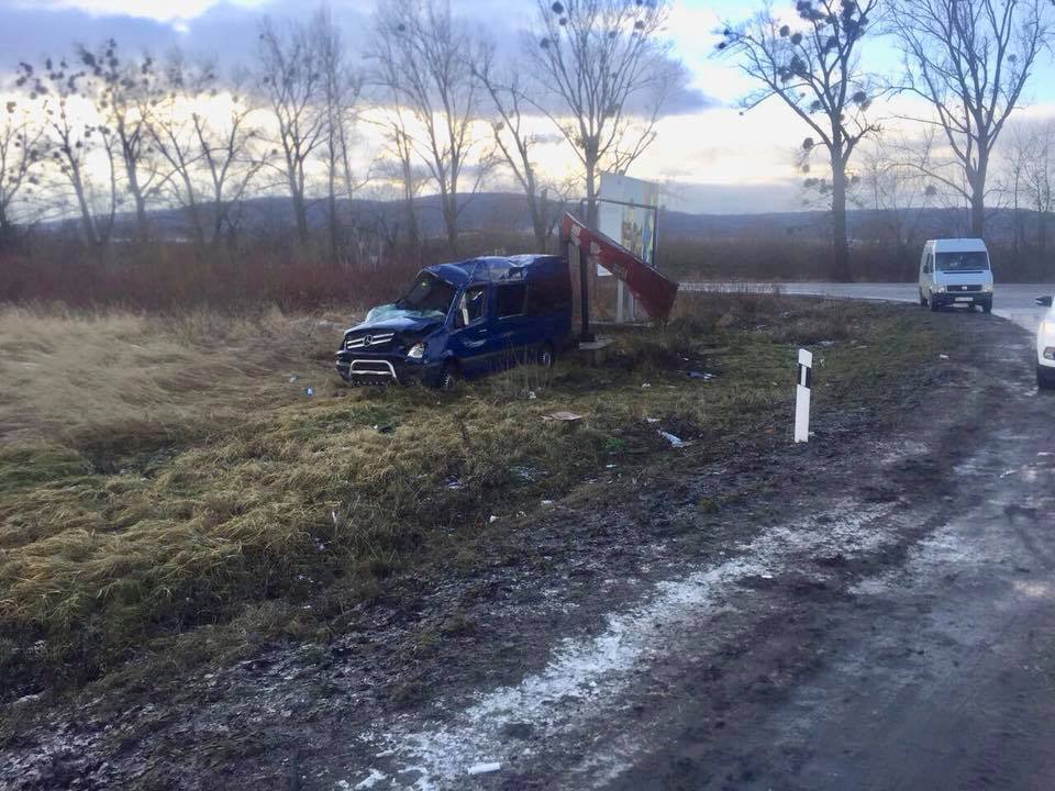 Кривава ДТП на Львівщині: мікроавтобус із людьми вилетів з дороги