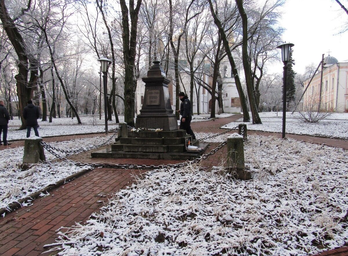 "Нужно казнить": дерзкое нападение вандалов на памятник в Чернигове разъярило сеть