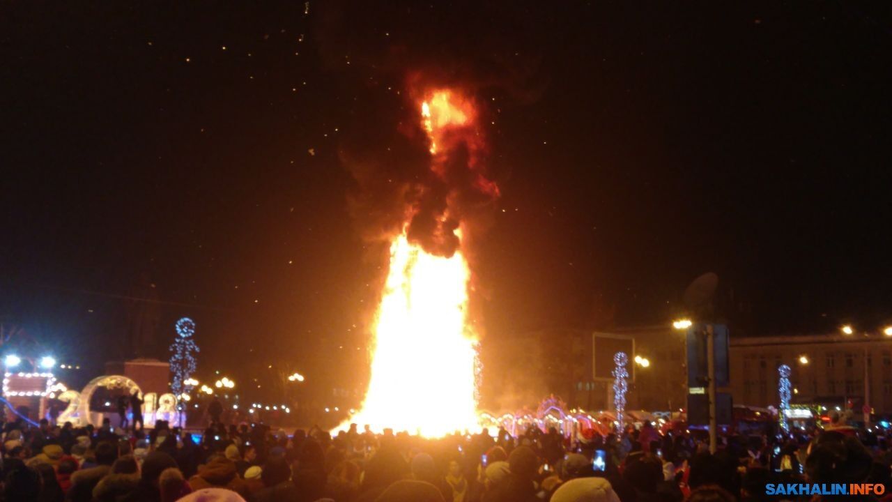 Раз, два, три...! На Сахалине случайно сожгли 25-метровую новогоднюю елку