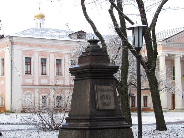 "Нужно казнить": дерзкое нападение вандалов на памятник в Чернигове разъярило сеть