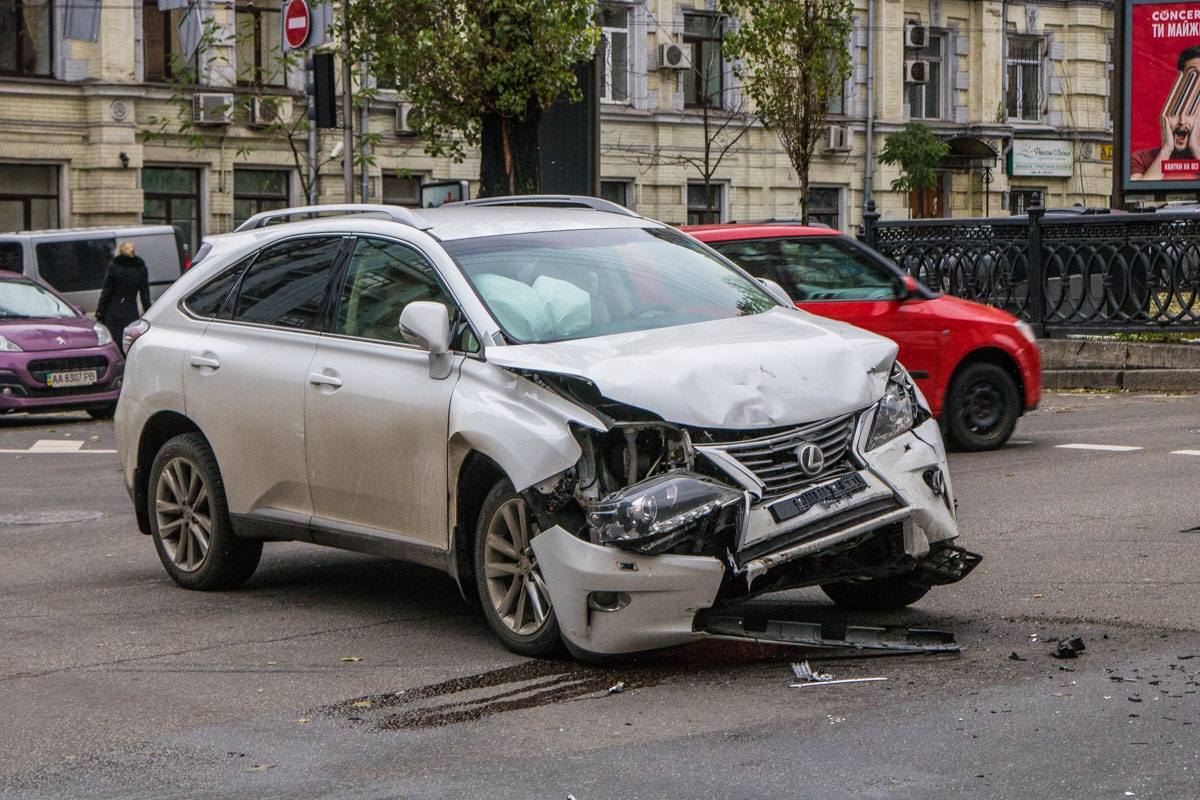 Не увидел регулировщика: в центре Киева водитель устроил масштабное ДТП