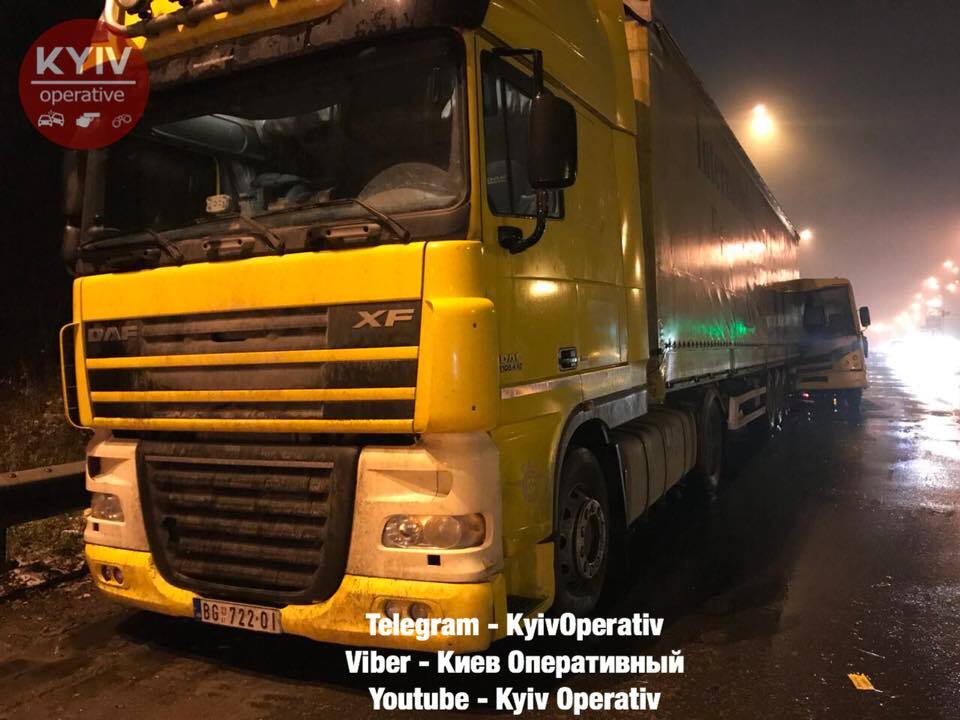 В Киеве на полном ходу маршрутка с пассажирами влетела в фуру