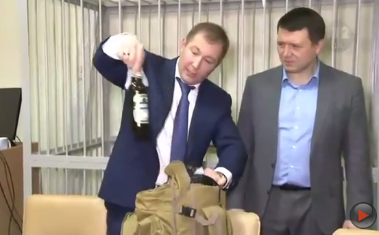 "Коктейли Молотова" и биты: адвокат Януковича принес в суд "доказательства переворота"