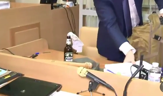 "Коктейли Молотова" и биты: адвокат Януковича принес в суд "доказательства переворота"