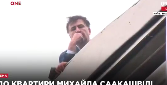 Обыски у Саакашвили: политик появился на крыше дома