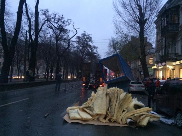 У Києві вантажівка зачепилася за дроти і розчавила припарковані авто