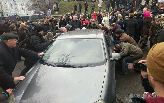 Намагаються будувати барикаду: авто з Саакашвілі заблокували в центрі Києва