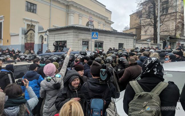 Намагаються будувати барикаду: авто з Саакашвілі заблокували в центрі Києва