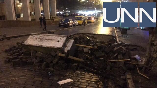Выломанная брусчатка и разбитое авто: сеть шокировали последствия "освобождения" Саакашвили в Киеве