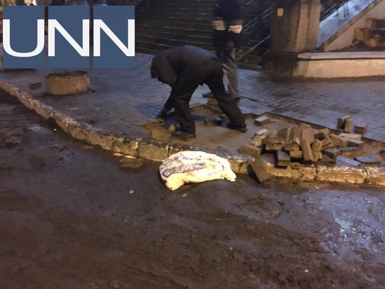 Выломанная брусчатка и разбитое авто: сеть шокировали последствия "освобождения" Саакашвили в Киеве