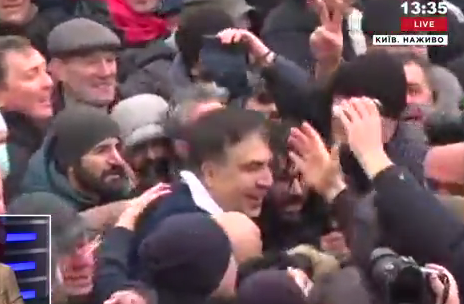 Протестующие вызволили Саакашвили из авто силовиков и пришли к Раде
