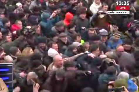 Протестующие вызволили Саакашвили из авто силовиков и пришли к Раде