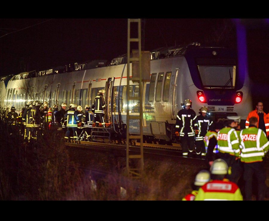 В Германии столкнулись поезда: десятки пострадавших. Опубликованы фото и видео с места ЧП