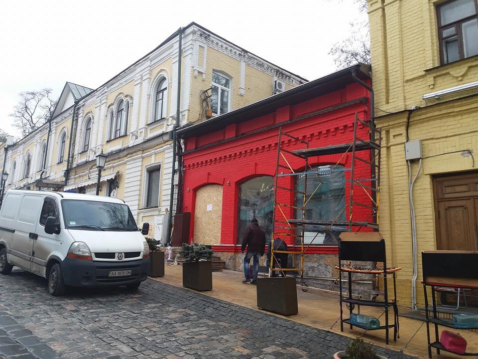 "Квартал красных фонарей": здание в центре Киева возмутило сеть