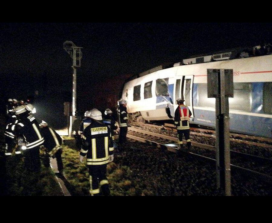 У Німеччині зіткнулися потяги: десятки постраждалих. Опубліковані фото і відео з місця НП