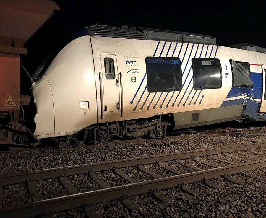 У Німеччині зіткнулися потяги: десятки постраждалих. Опубліковані фото і відео з місця НП