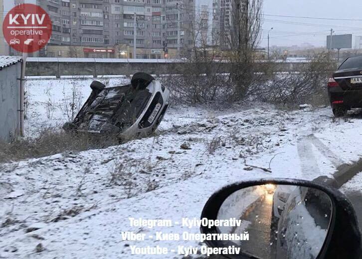 В Киеве авто слетело в кювет и опрокинулось: опубликованы жуткие фото