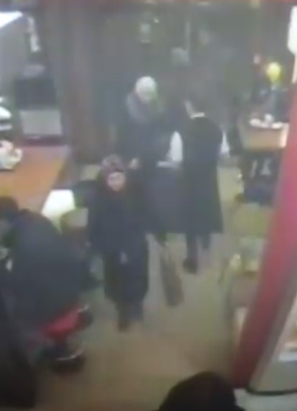 "Ловіть на живця": злодійки потрапили на відео у відомому закладі Києва