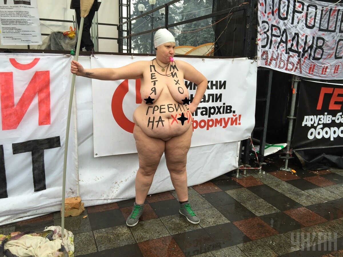 "Гребите на**й!" Femen устроили голую акцию в палаточном городке Саакашвили 