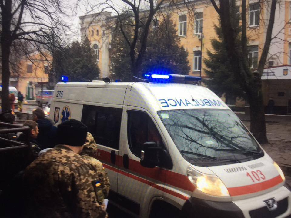 Нужна помощь: в киевский госпиталь прибыл новый борт с тяжелоранеными бойцами