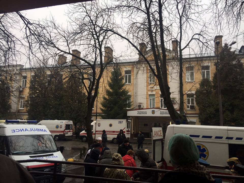 Нужна помощь: в киевский госпиталь прибыл новый борт с тяжелоранеными бойцами