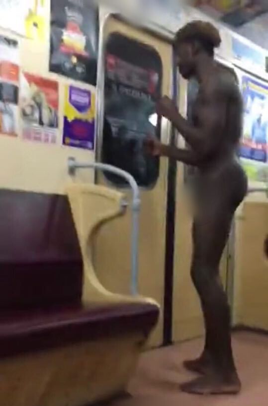 Увірвався повністю голий: у харківському метро спіймали темношкірого бешкетника