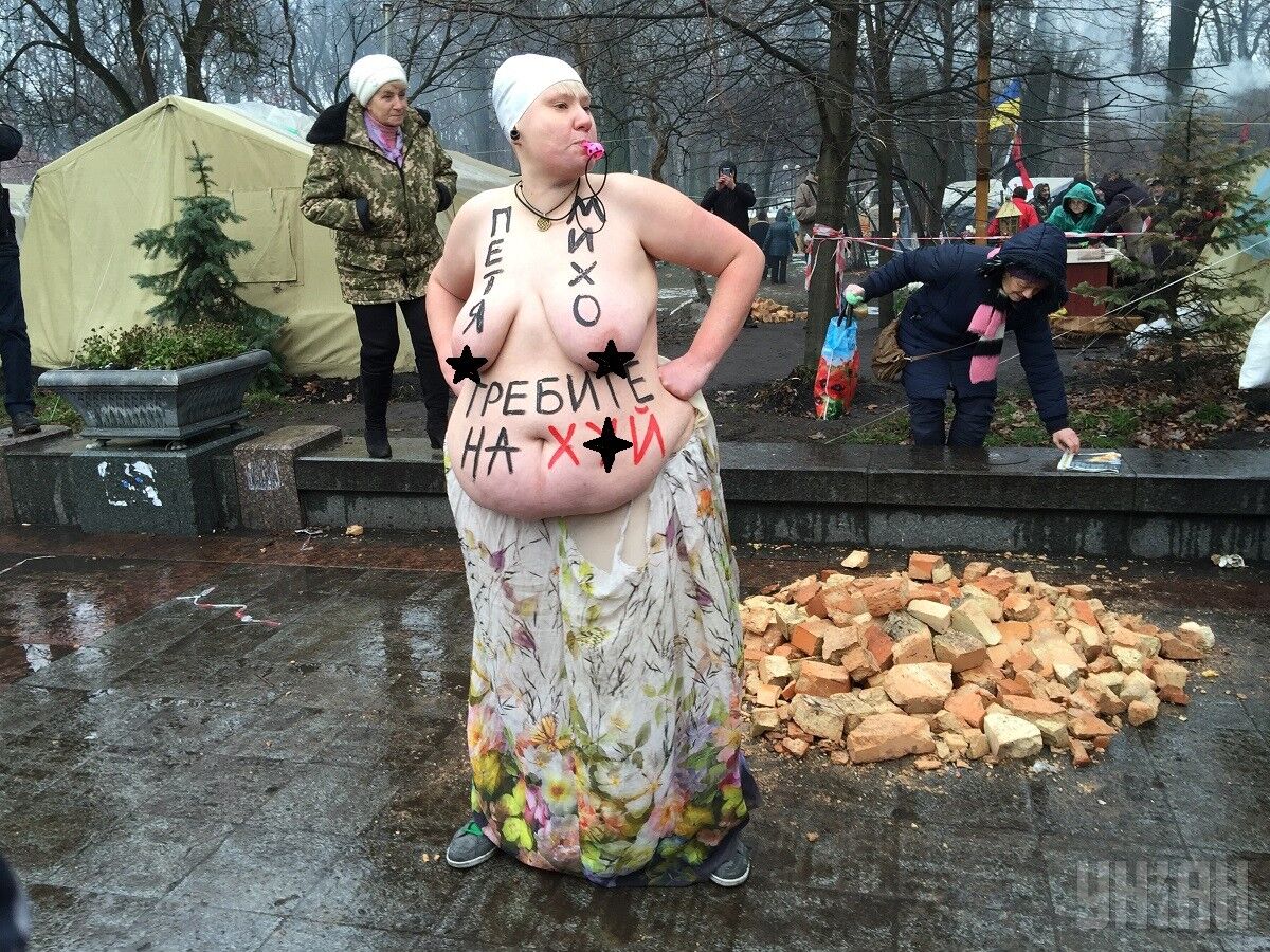 "Гребіть на** й!" Femen влаштували голу акцію у наметовому містечку Саакашвілі
