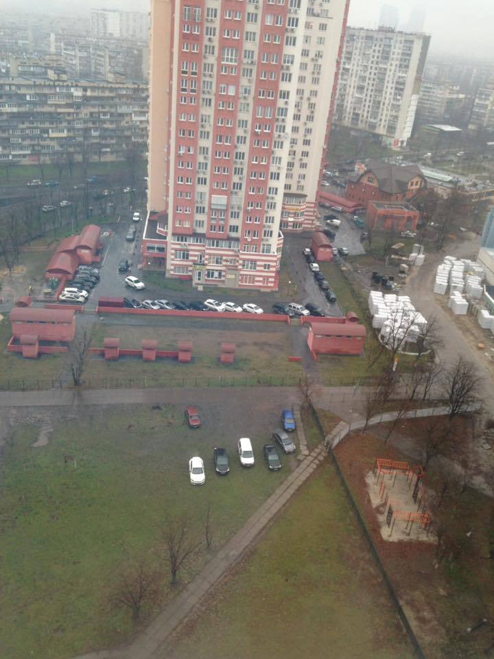 "Жлоби на колесах": мережу розгнівали герої парковки на газоні в Києві