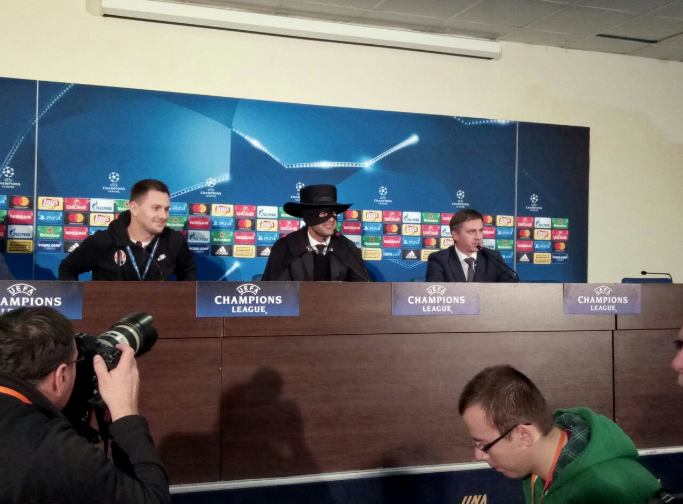 Главный тренер "Шахтера" устроил яркий перфоманс на пресс-конференции после победы над "Манчестер Сити": появились фото