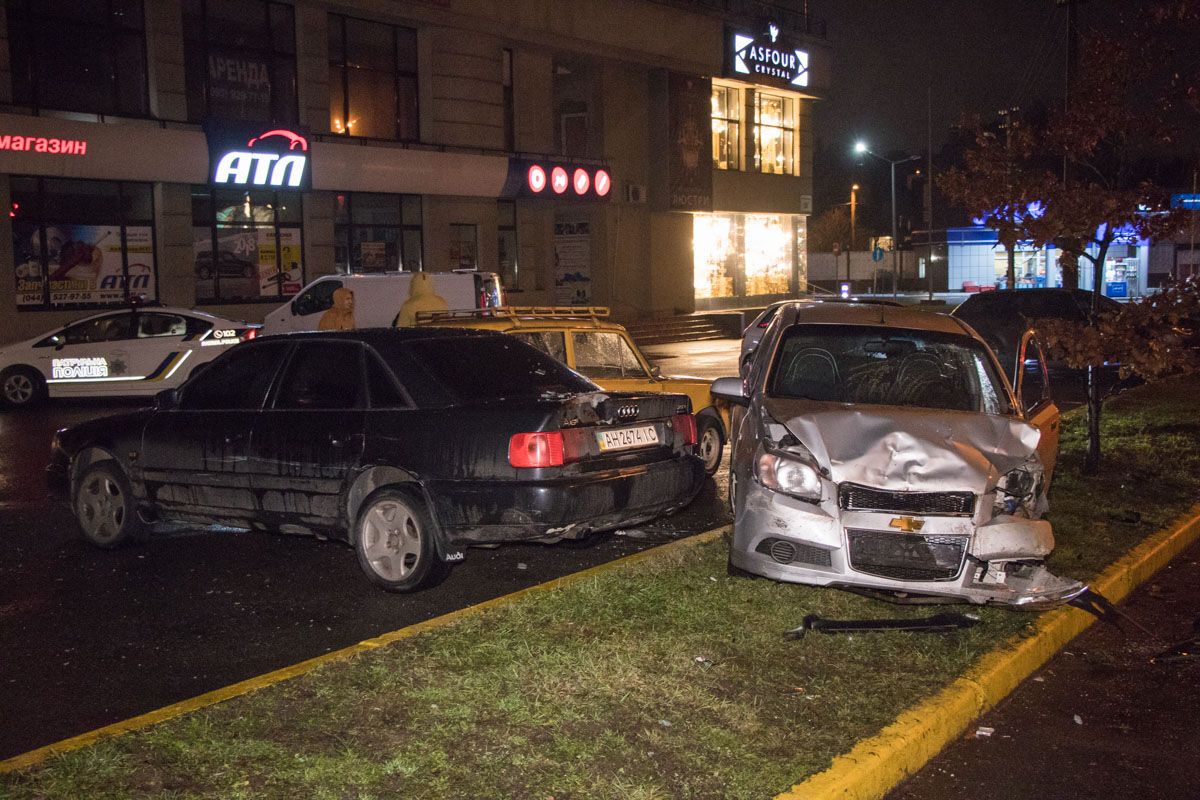 Масштабное ДТП в Киеве: легковушка растрощила авто на стоянке
