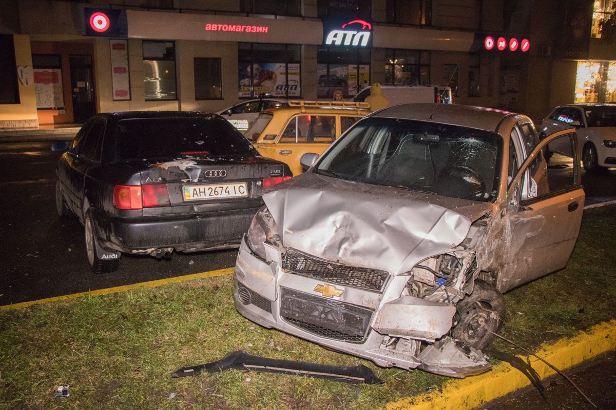 Масштабное ДТП в Киеве: легковушка растрощила авто на стоянке