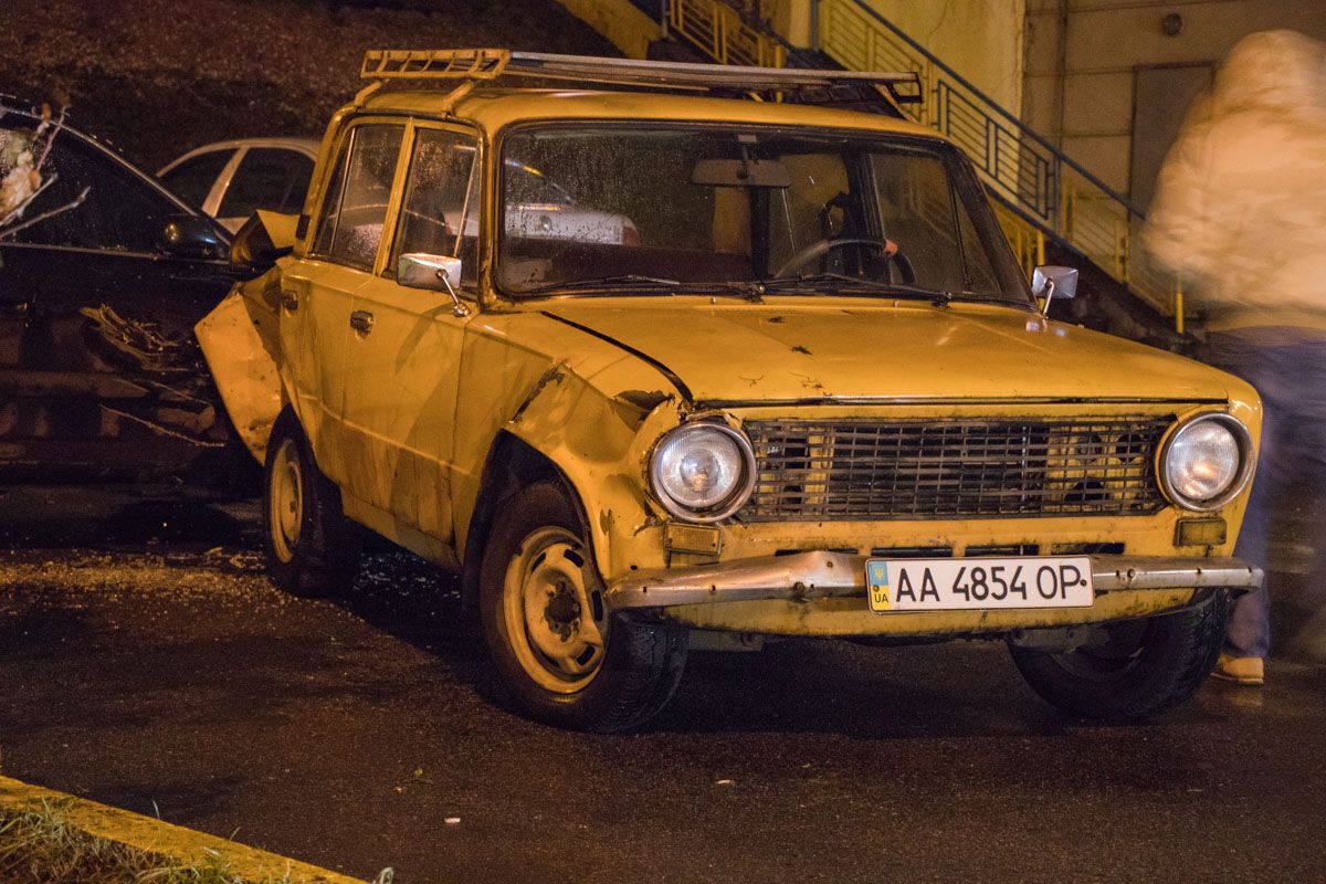 Масштабна ДТП у Києві: легковик розтрощив авто на стоянці