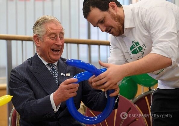 Совсем отчаялся: загадочный принц Чарльз с короной из шариков позабавил соцсети. Фотофакт