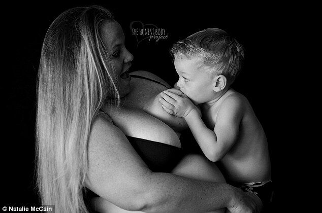 Це не соромно: фотограф показала зворушливі знімки мам, які годують дітей після 2-х років