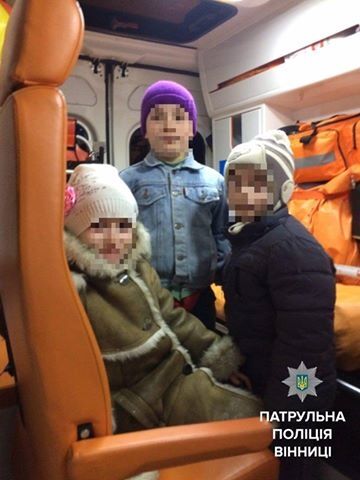 Малыши мерзли на морозе: в Виннице родители выставили троих детей на улицу