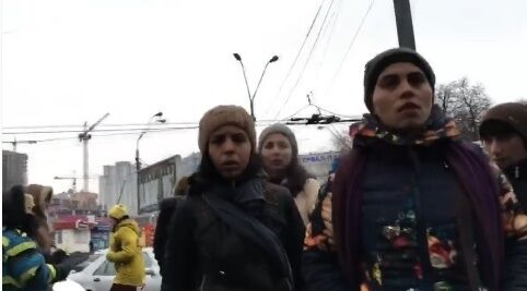 "Вы меня поняли?!" Житель Киева жестко проучил цыган-карманников