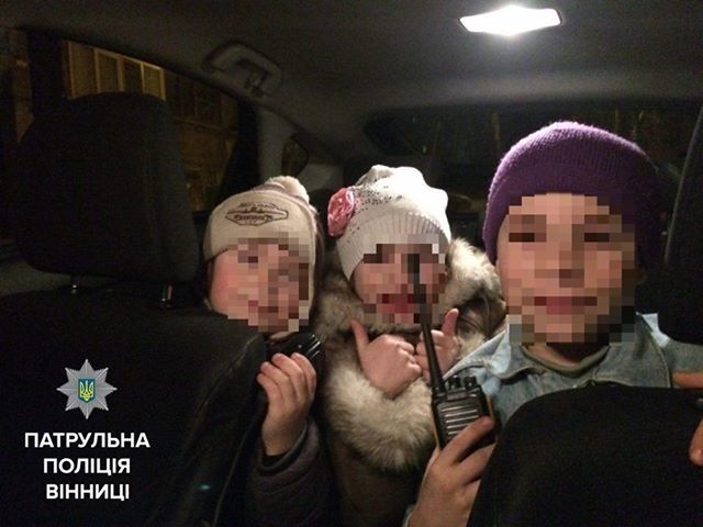 Малыши мерзли на морозе: в Виннице родители выставили троих детей на улицу