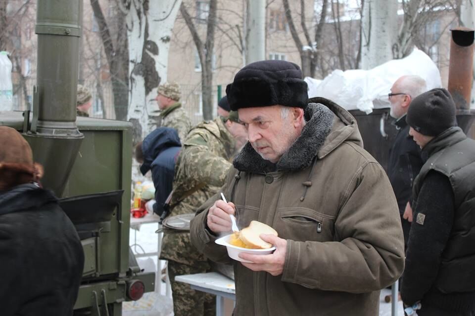 Люди напуганы: волонтер показал жизнь под обстрелами в Авдеевке